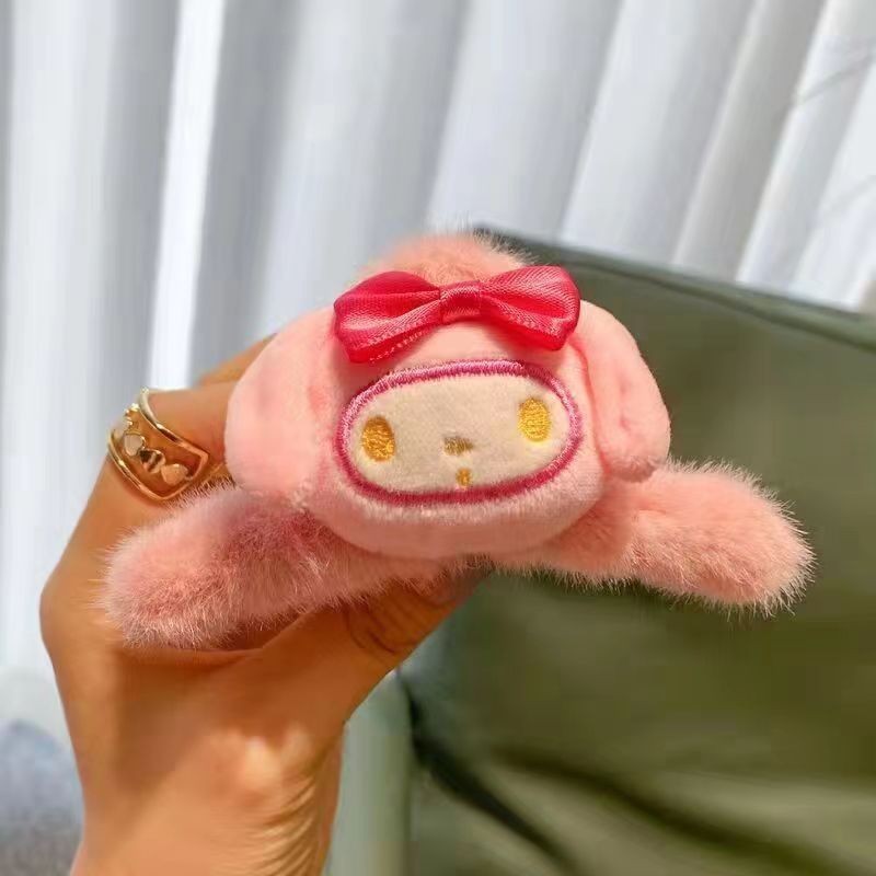 冬のぬいぐるみクリップの後頭部の大きい髪の毛がふわふわしています。|undefined