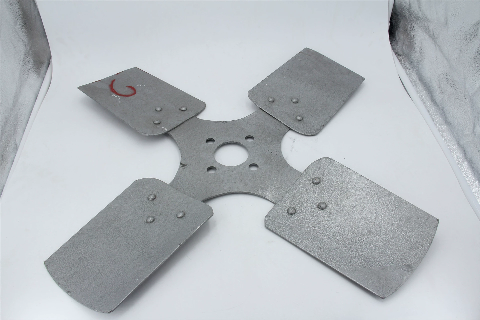 Лопасти вентиляторов охладительных башен для чиллеров, лопасти вентиляторов двигателей, ветряные мельницы, радиаторы из алюминиевого сплава, кленовые листья из алюминиевого сплава.