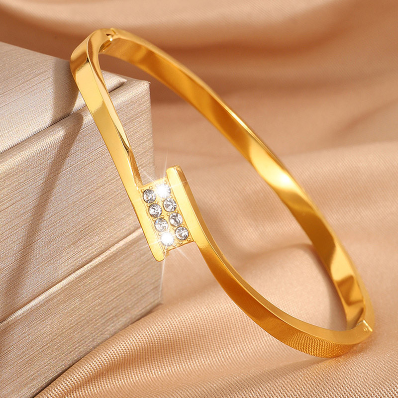 Brazalete de acero de titanio de diseño femenino simple abertura de diamantes ligero lujoso temperamento pulsera minimalista no desvanecerse brazalete de estilo europeo y americano