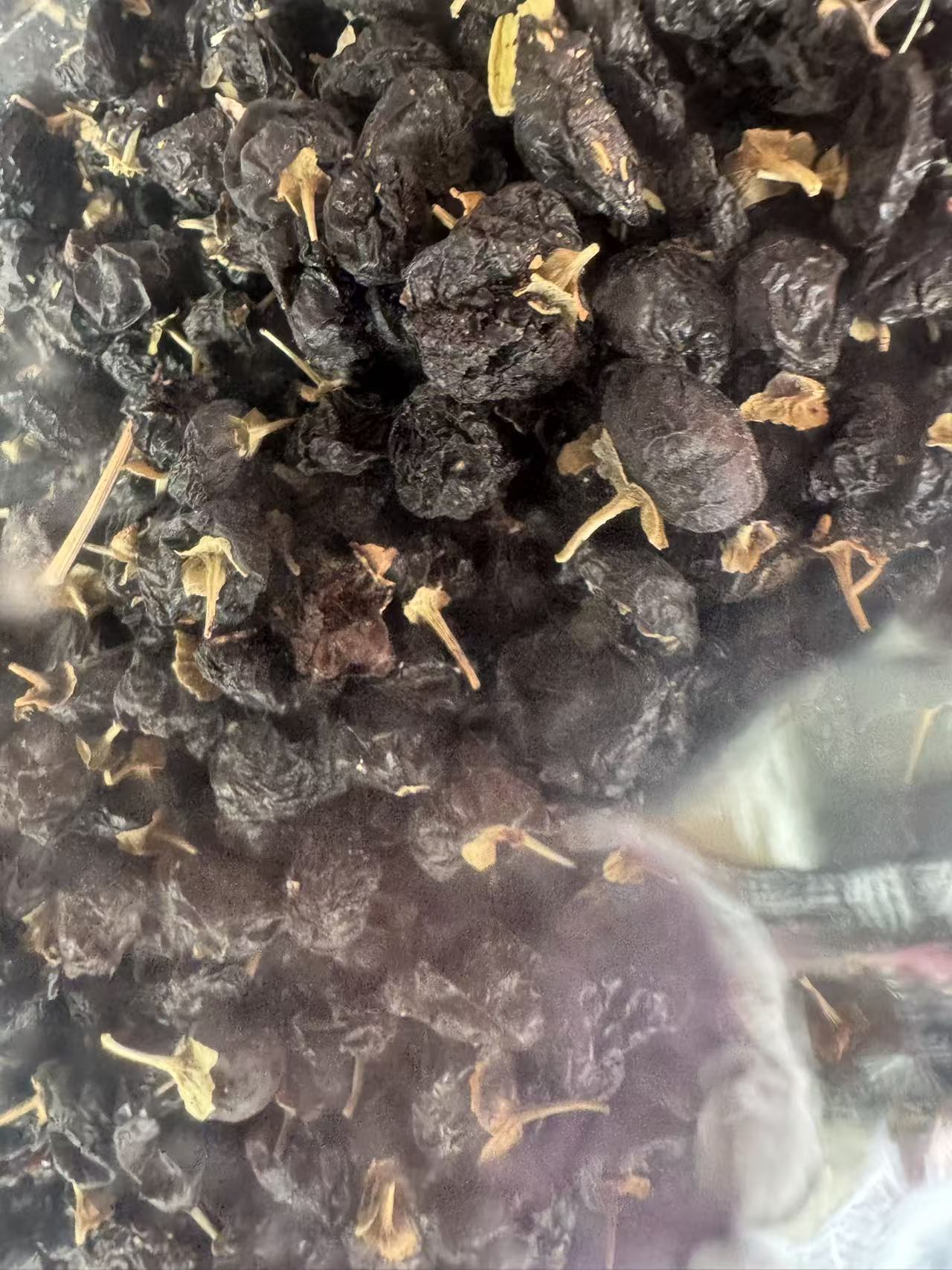 Black Goji Berries Hei Gou Qi Dried Whole Berries for Tea and Soup 1000g Bag Qinghai Premium Grade in use