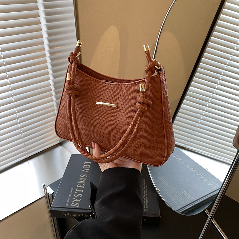 Bolso de axila de nicho de alta gama para mujer 2024 nuevo bolso de moda para mujer retro todo fósforo bolso diagonal de un solo hombro para mujer