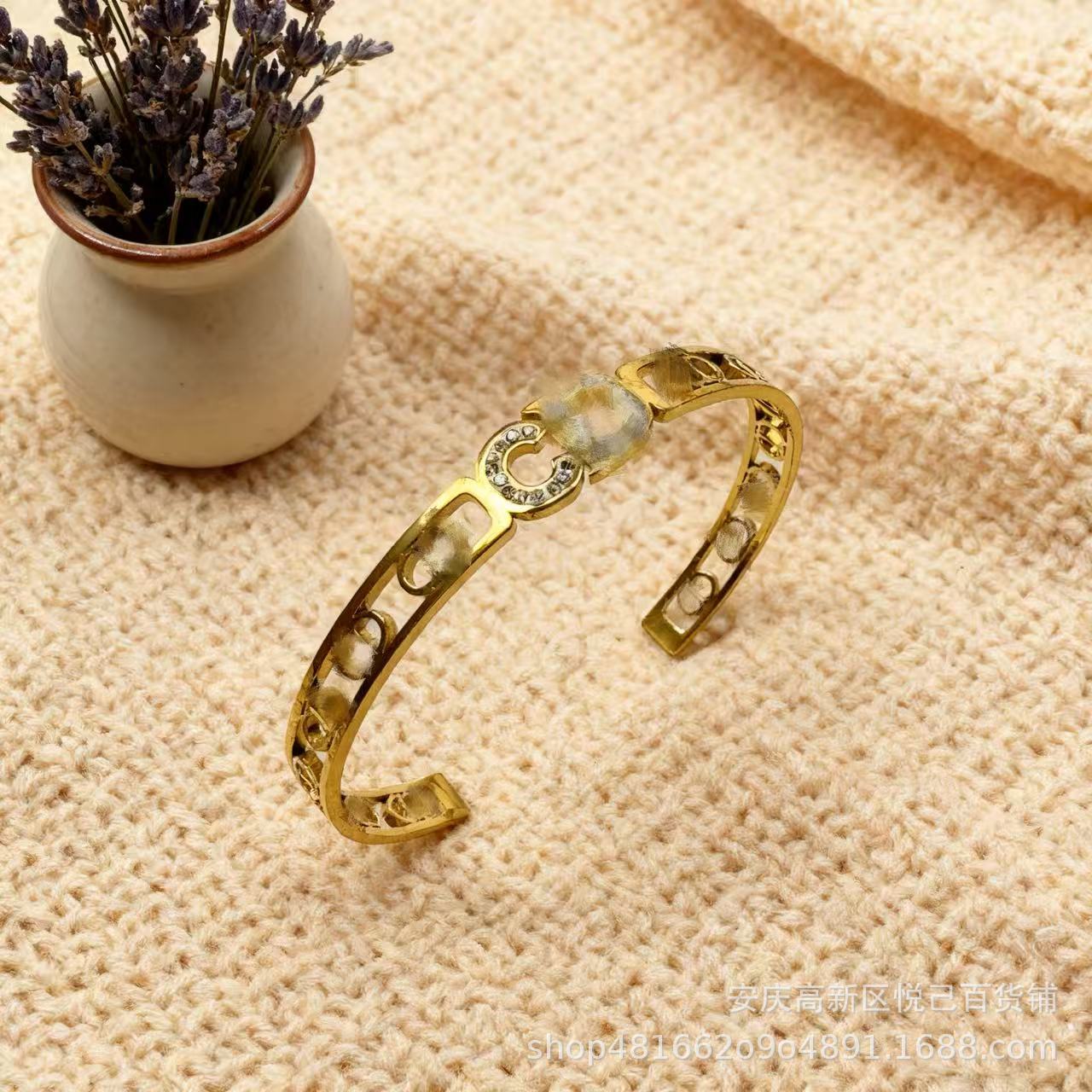 2025 新しいヨーロッパとアメリカのビッグブランドチタン鋼ブレスレット非退色ステンレス鋼ブレスレットバックルオープニングハンドジュエリー卸売