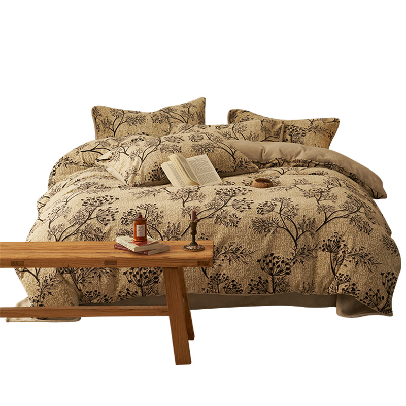 Una clase de invierno de doble cara engrosado de coral cubierta de cama de cama de cuatro piezas de seda de cuatro piezas
