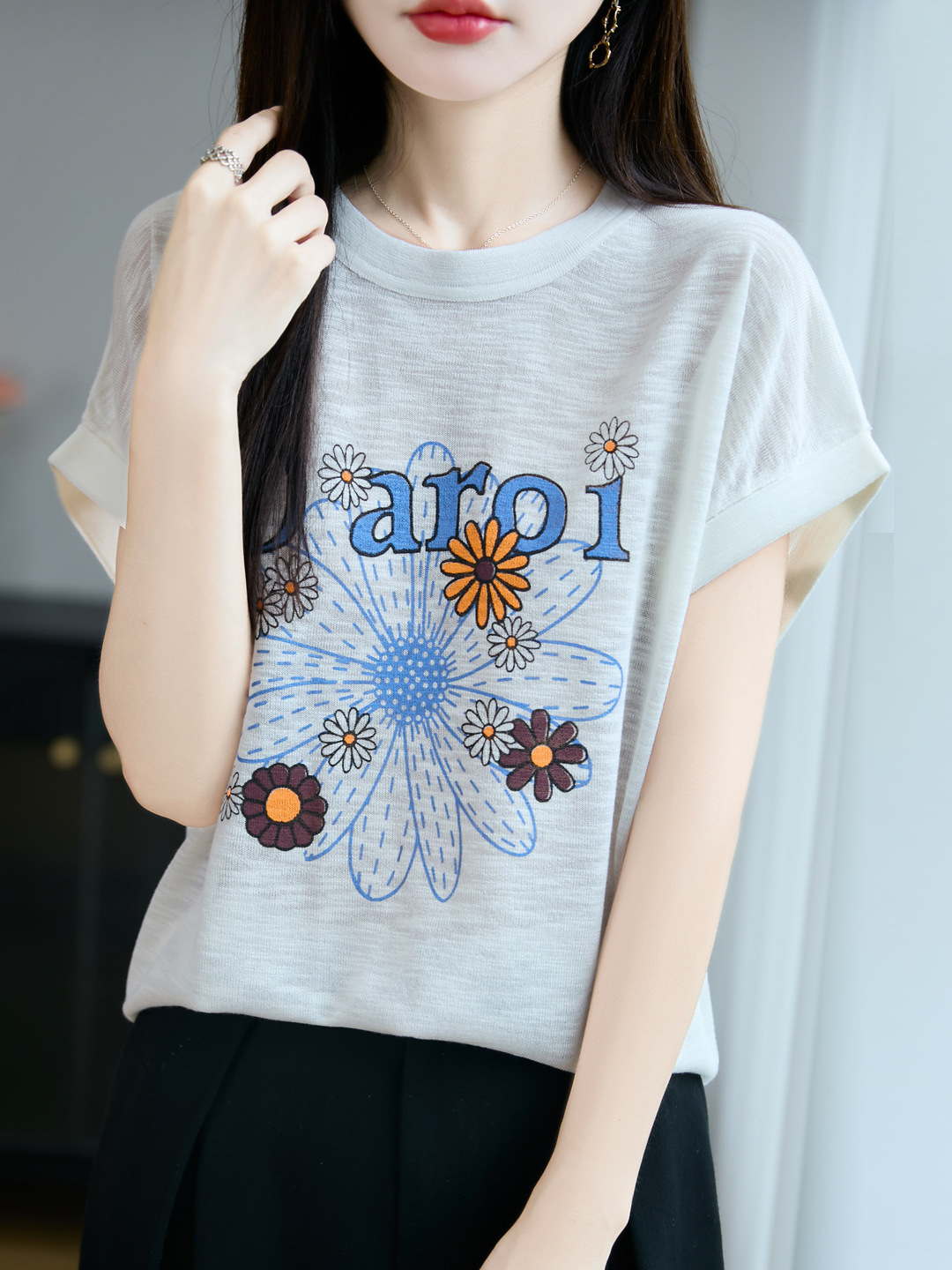 Áo thun nữ cổ tròn tay ngắn họa tiết hoa cúc jacquard dáng rộng — trắng