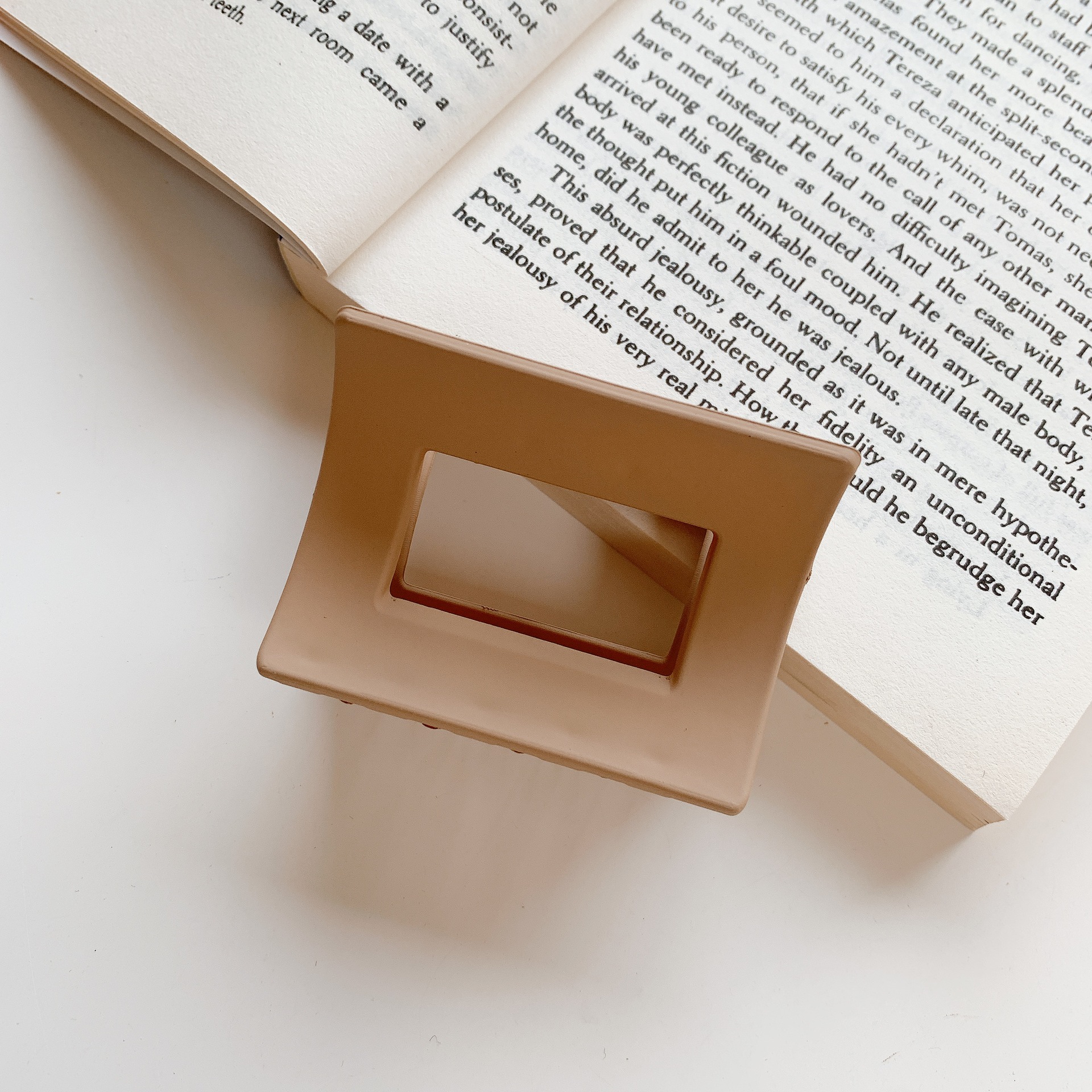 Leche marrón captura clip neto rojo 2022 Nueva horquilla trasera cabeza captura de pelo grande tiburón clip tocado horquilla para las mujeres