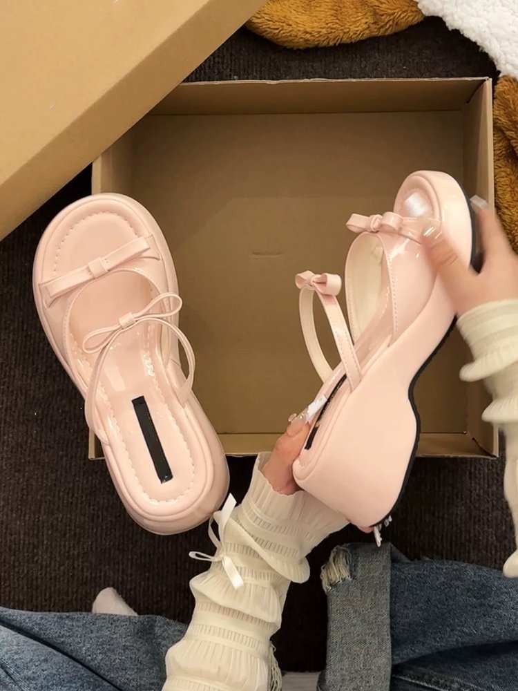 Explosiones de hadas con una parte inferior gruesa de zapatillas para mujeres de verano 2026 vestido casual con falda zapatillas de tacones altos de vacaciones zapatillas frías
