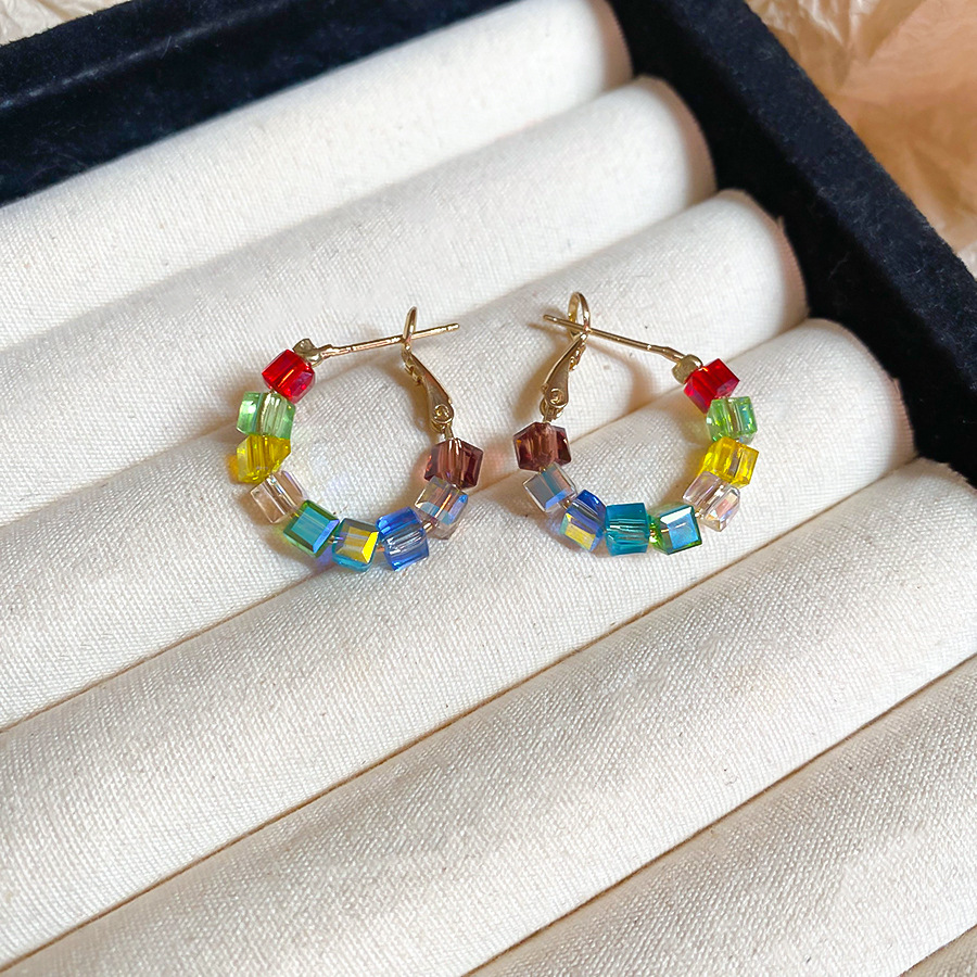 Aguja de plata Vidrio de color Pendientes redondos con cuentas Pendientes de temperamento exquisito de lujo ligero retro Pendientes de sentido avanzado de nicho para mujer