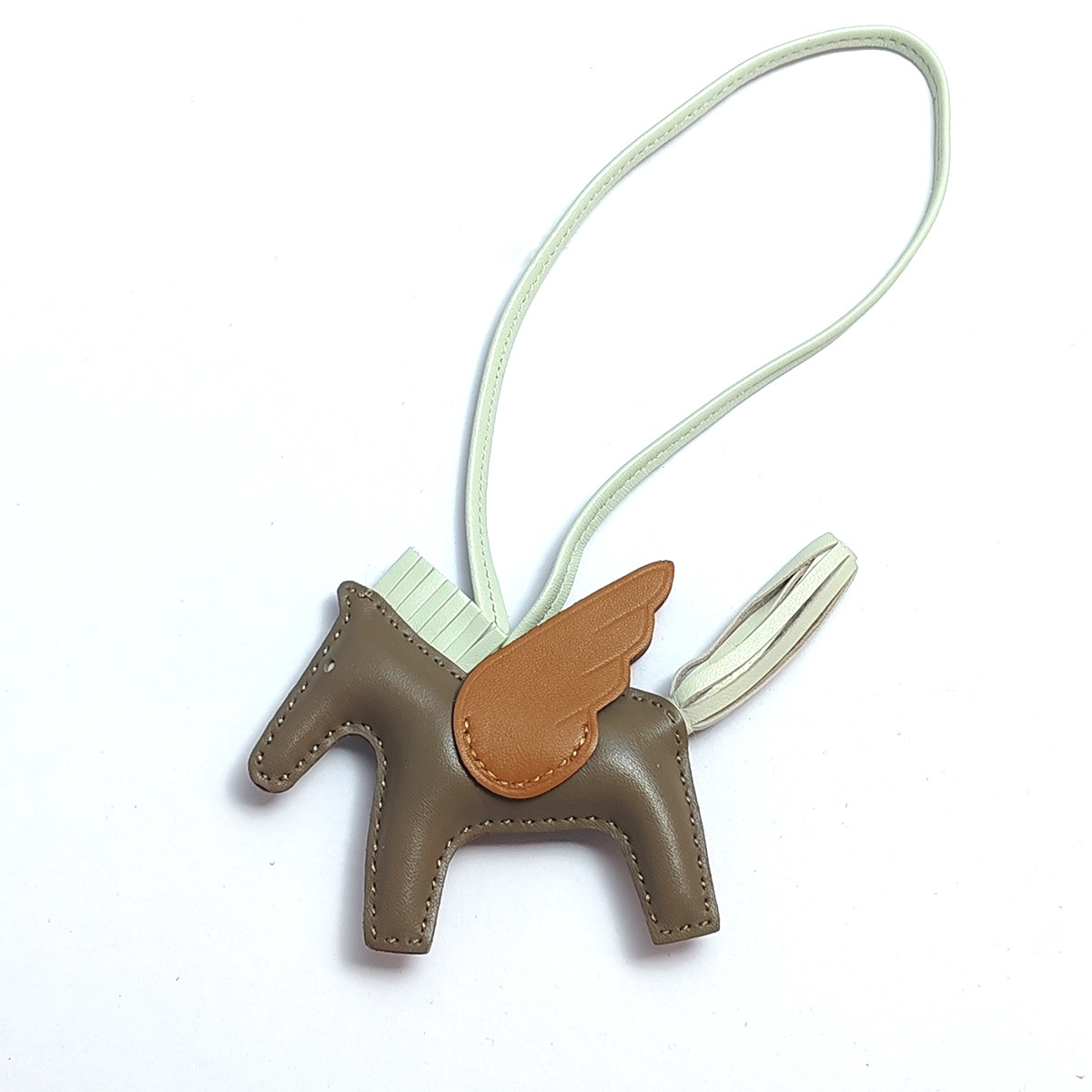 Cute Angel Little Pegasus Colgante Pit Edition H Home Colgante de bolso de caballo cosido a mano Colgante de cuero de oveja Llavero Colgante