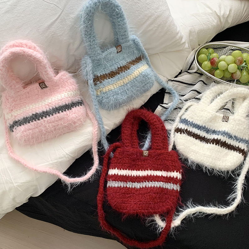 Nuevo bolso de hombro para mujeres otoño y invierno 2025 nuevo color de contraste bolso de lana bolso de punto bolso de mochila al por mayor
