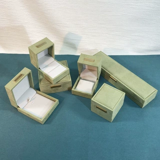 仿皮绒金标加厚凸边首饰盒时尚饰品珍珠饰品礼品盒戒指项链耳钉盒