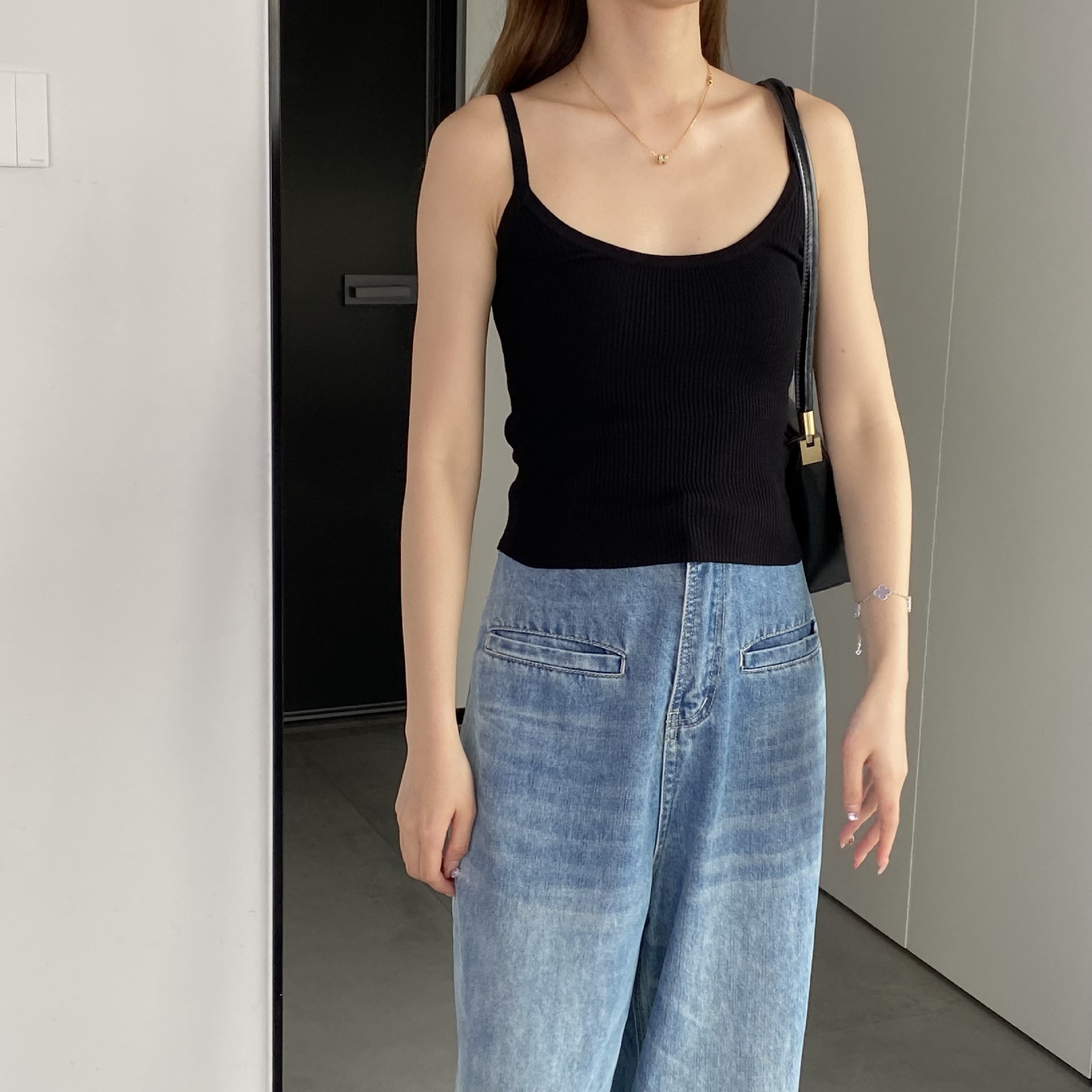 속옷을 포함한 블랙