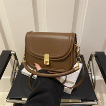 时尚潮流小众设计2025春季新款复古休闲简约女士单肩斜挎包小方包