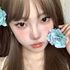 ぼかし染めの青いツバキの花のヘアピンは純粋に甘くて清新感があります。