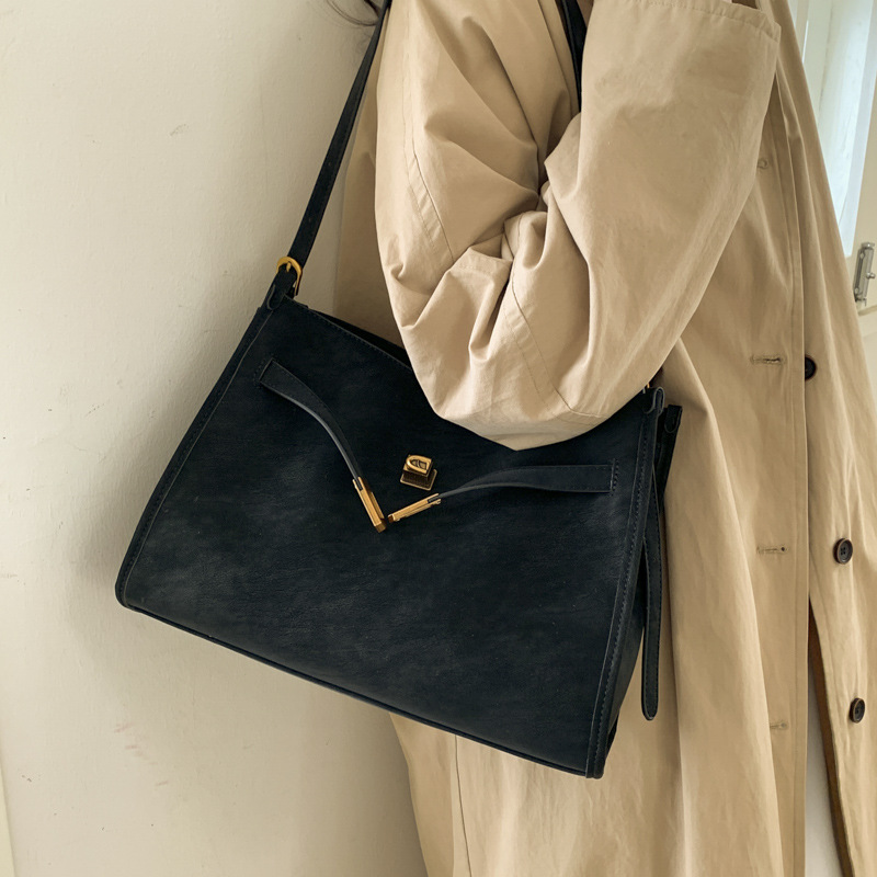 Otoño y invierno bolso de mochila de mujer de gran capacidad 2025 nuevo retro viaje bolsa de mano casual versátil bolso de hombro bajo la axila image 7