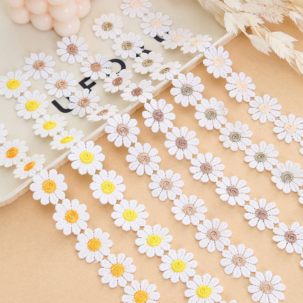 Fabricante de suministro directo de 2.5CM pequeña margarita agua bordada encaje de seda de leche de color encaje accesorios de ropa