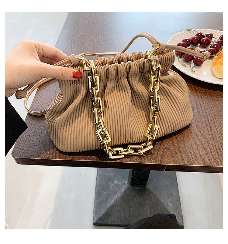 Unique Small Bag Women's Summer Versatile Messenger Bag 2021 New Trendy Fashion Shoulder Underarm Bag Pleated Bucket Bag display picture 11