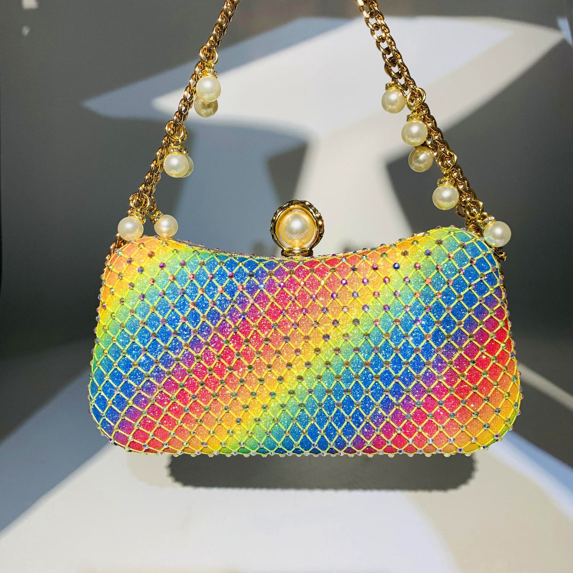 specializes in website evening bags, new chain pearl hand-held banquet bags, colorful mesh diamond bags