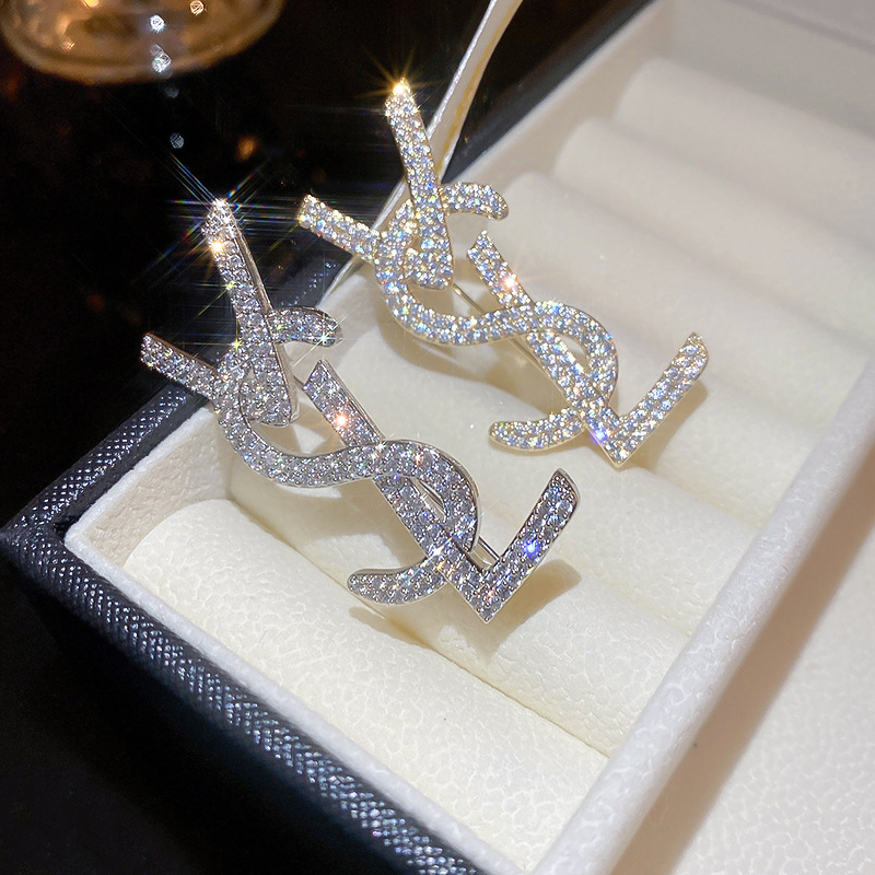 Chanel estilo luz lujo ZIRCON carta broche de moda de alta gama personalidad nicho temperamento suéter pin ramillete para las mujeres
