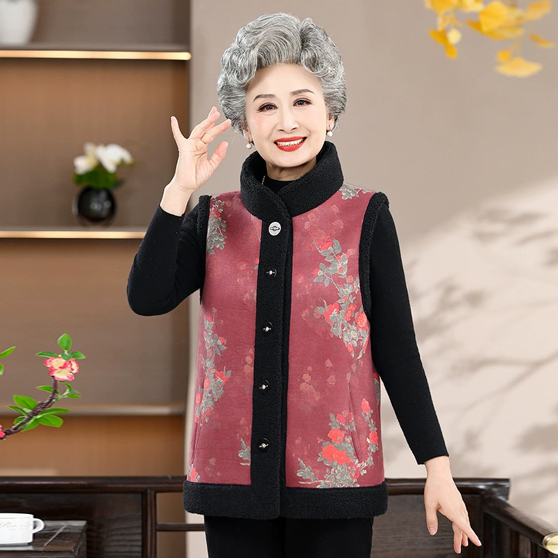 Бабушка жилет осенью и зимой