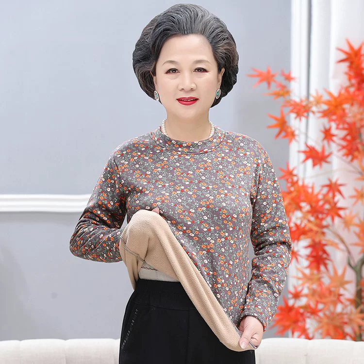 Мама в нижней части осенней одежды