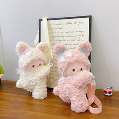 かわいい柔らかい萌えウサギが腹ばいになって人形を包んで少女の心の柔らかい妹の学生の甘い片肩を使って漫画のプレゼントを包んでいます。