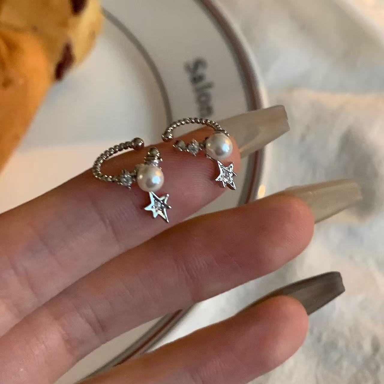 Pendientes tipo ear cuff que se pueden usar sin perforaciones en las orejas, novedad 2026, mini estrella de seis puntas con diamantes y pequeñas perlas, pendientes de personalidad dulce y moderna.