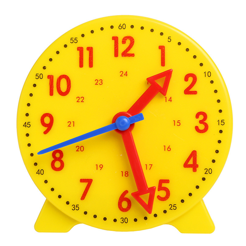 Los estudiantes de primaria de primer y segundo grado enseñan modelos de relojes, relojes de tres agujas, relojes de enlace, herramientas de aprendizaje, comprensión y enseñanza del tiempo.