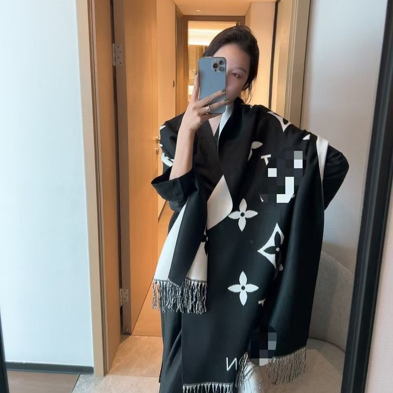 L家の李小璐は秋冬のカシミヤ防止のマフラーと秋冬のマフラーの両面のマフラーのフリンジの保温のマントを合わせます。|undefined