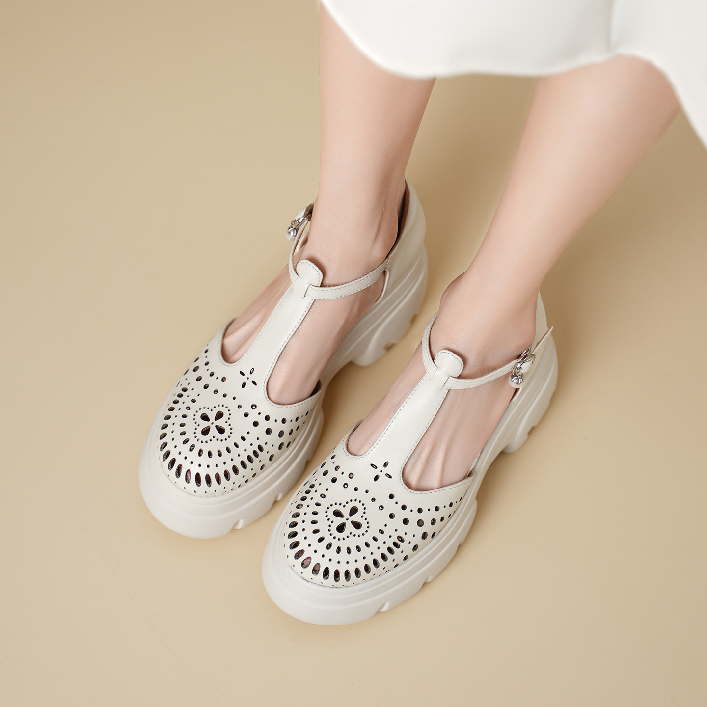 Giày cao gót nữ đế xuồng platform 8 cm, mũi tròn bít, quai chữ T kiểu Mary Jane, họa tiết khoét lỗ thoáng khí — màu đen, màu mơ