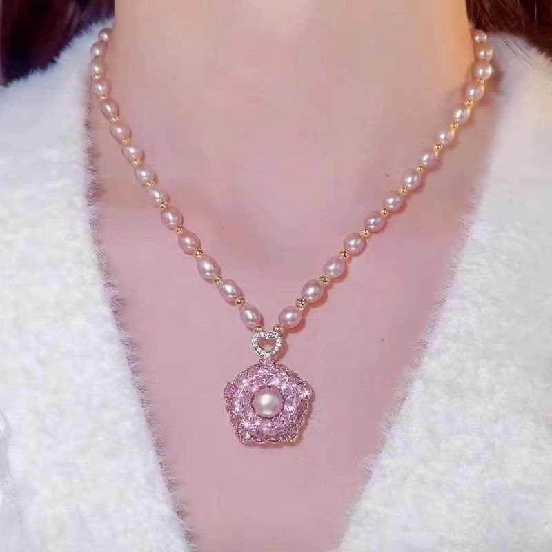 Small design necklace from pearl