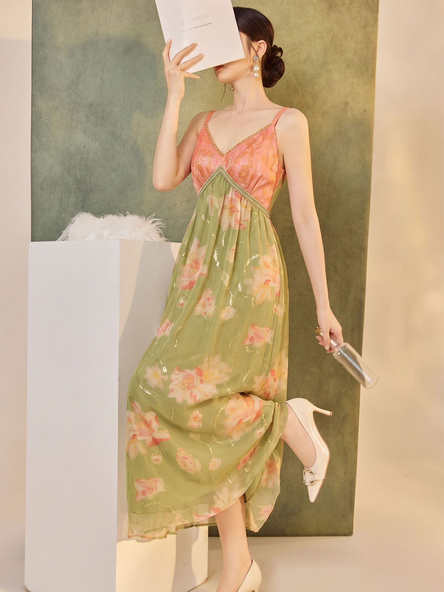 Đầm maxi lụa hoa vàng cổ chữ V kèm thắt lưng — Xanh da trờicolor