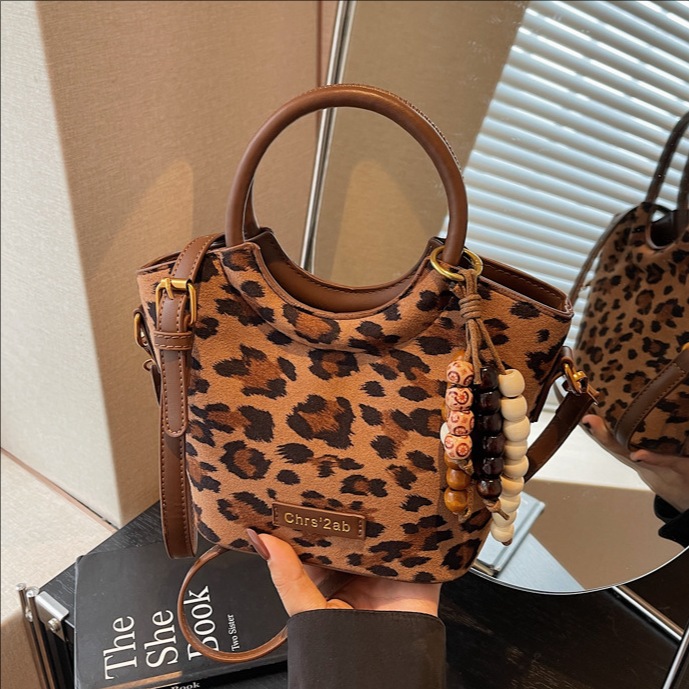 Bolso retro transfronterizo bolso de moda para mujeres 2025 invierno nuevo popular leopardo bolso de hombro mochila de viaje
