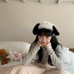 ぬいぐるみの顔のカチューシャが可愛いです。白黒の子犬の頭飾りのカチューシャを持っています。