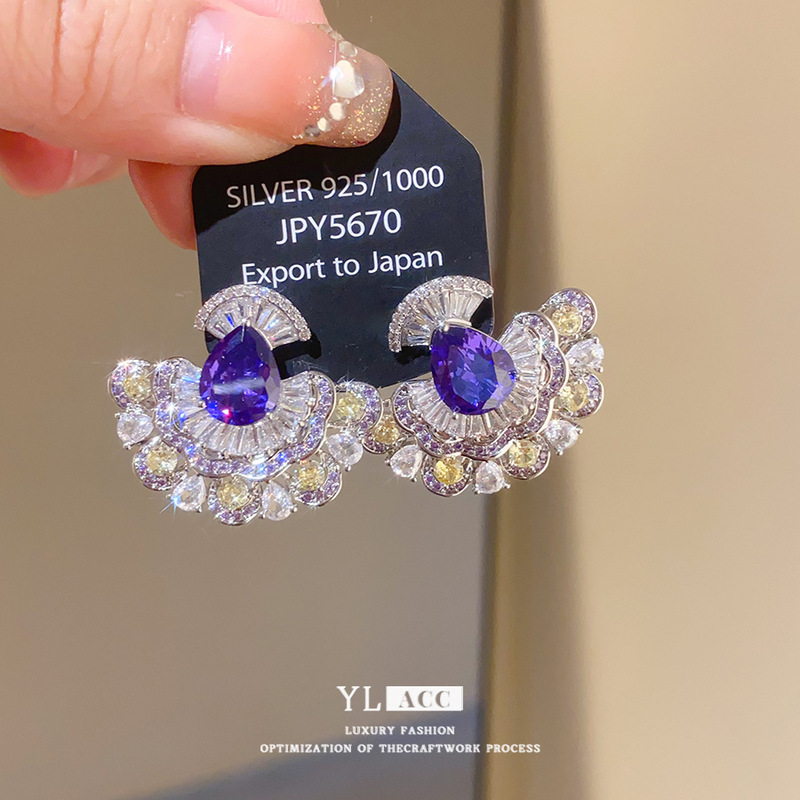 銅メッキホワイトゴールドとシルバーの針ライト高級スタイルジルコン椿花扇形イヤリングヨーロッパとアメリカの絶妙な気質の女性用ハイエンドイヤリング|undefined