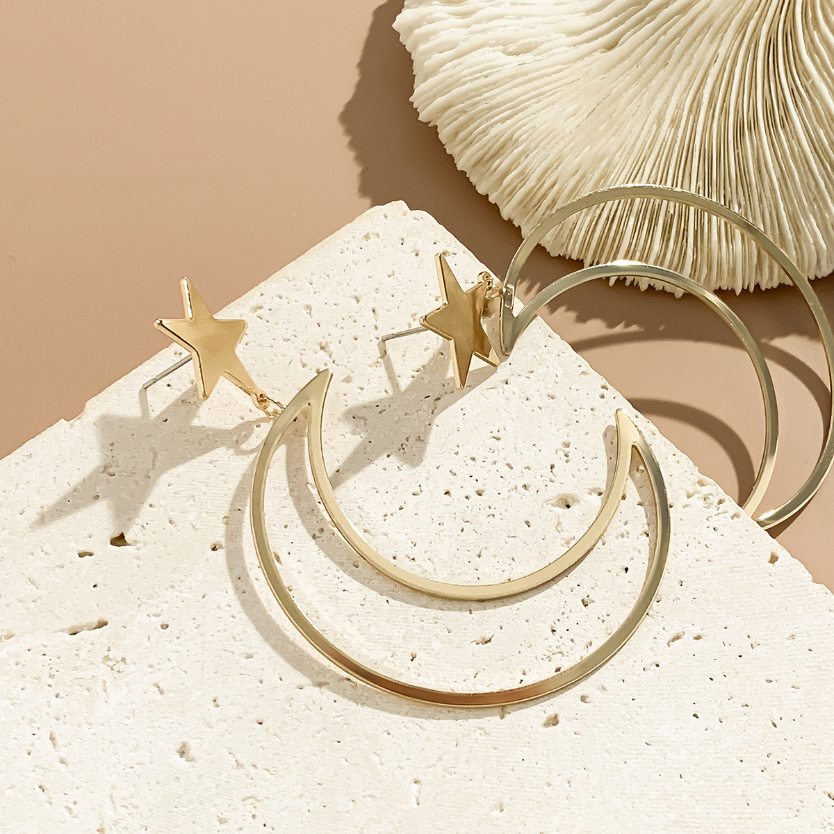 Boucles d'oreilles en métal polyvalentes pour femmes, style ethnique, minimaliste, creuses, en forme de lune, à la mode, douces et cool_voghion.com