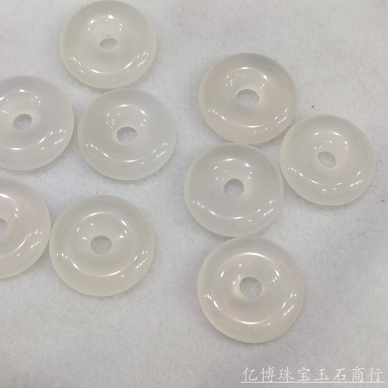 도매 하이 아이스 호스 소재 화이트 칼세도니 20MM 피스 버클 펜던트 조각 화이트 아게이트 피스 버클 펜던트 액세서리
