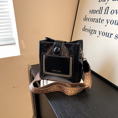 "Unique Design High-End 2024 New Model Versatile Retro Minimalist Cross-Body Top Handle Bucket Bag for International Trade"