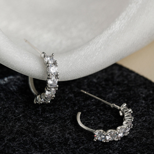 Simple, light, luxurious, high-end, row of diamond earrings, ear clips, cool and versatile, fashionable earrings, mosquito repellent disc earrings, trendy
