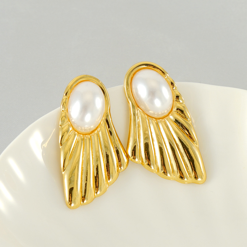 Pendientes de perlas en forma de abanico de acero de titanio europeo y americano Pendientes de acero inoxidable de 18K para mujer Pendientes de moda de nicho de lujo ligero