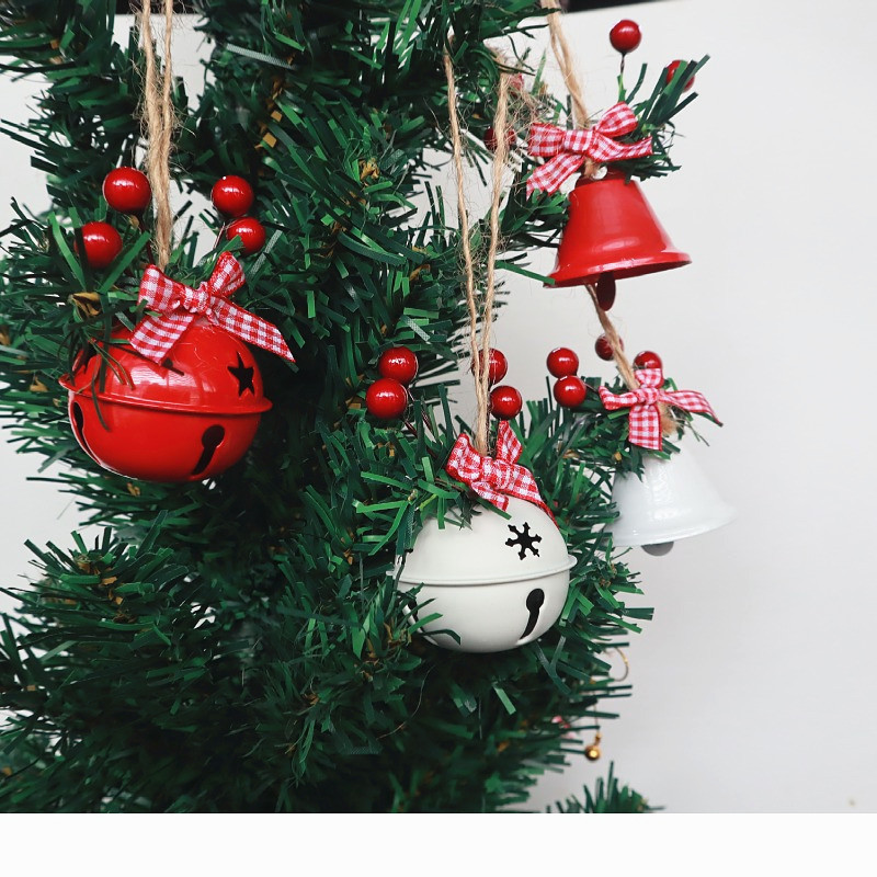 クリスマスの鈴のペンダントの麻縄の赤い果物の部品は国境を越えてクリスマスに家のホテルのクリスマスツリーの鈴のペンダントを飾ります。|undefined