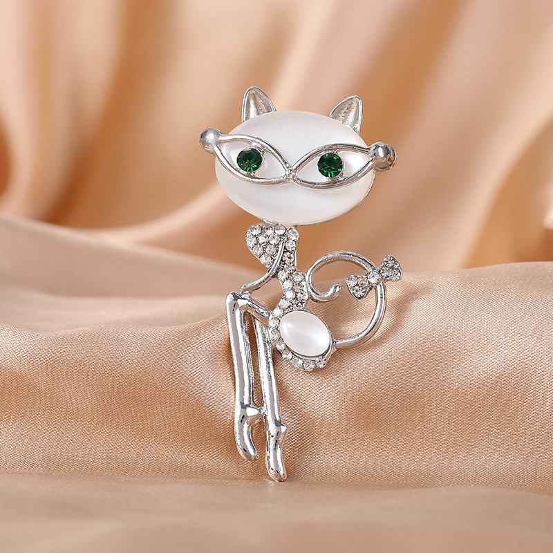 Super cute cat rhinestone brooch female niche design high-end cat girl pin anti-light clothes fixed pin