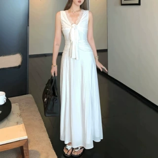 LU桃X儿/V领法式无袖连衣裙女夏白色修身a字长裙设计感小众裙子