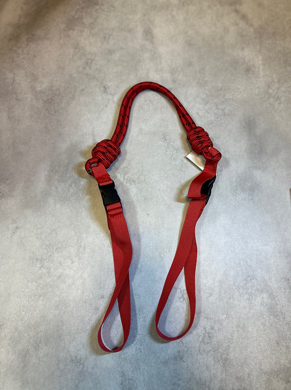 빨간색 어깨끈