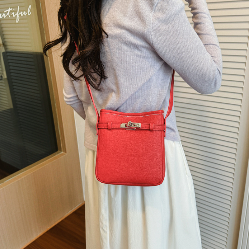 Lichi mujer nueva moda exquisita nicho de fuego verano 2026 temperamento bolso de moda móvil mochila de hombro estampado