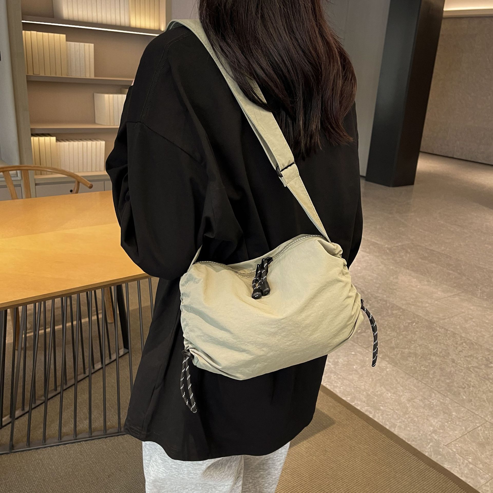 La versión coreana de la sensación de diseño de nicho de ins, bolsa plisada de cuerda de nylon, nueva moda y ocio para mujeres, bolsa de albóndigas de autostop
