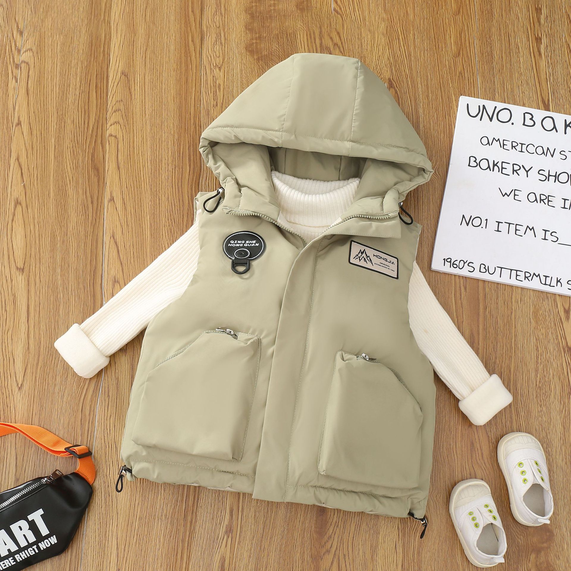 Chaleco de niño 2025 nuevo estilo de aire extranjero primavera / otoño / invierno ropa caliente chaleco de hombro para niños espesa pluma caballo de algodón