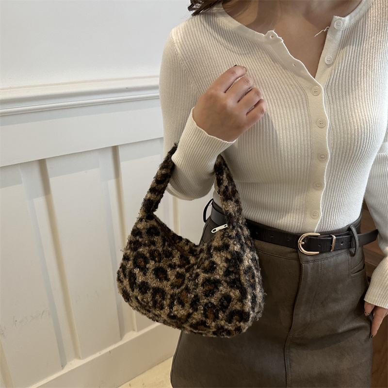 올해 인기있는 핸드백 2023 가을 새로운 패션 성격 숄더백 캐주얼 복고풍 플러시 겨드랑이 가방