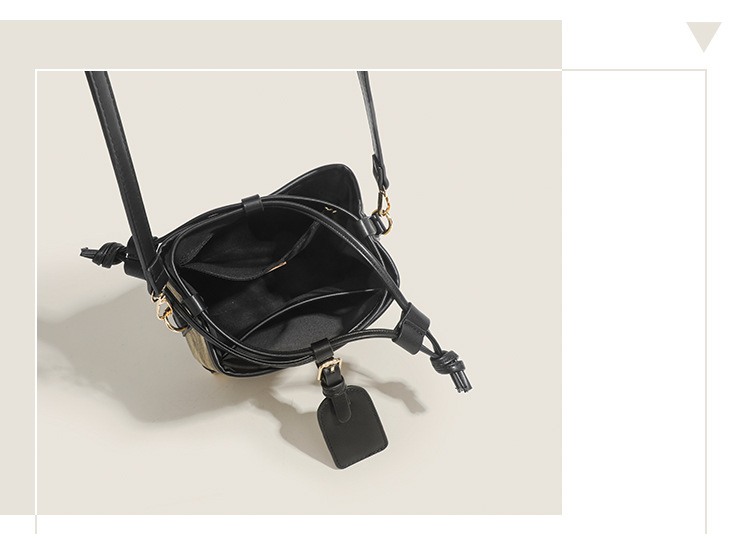 Recommended by internet celebrities for autumn and winter high-capacity commuting shoulder bags, contrasting colors, INS_voghion.com