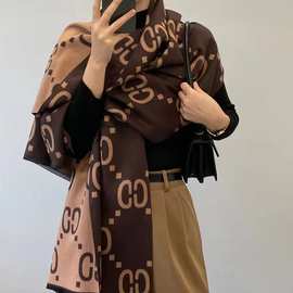 2024欧美秋冬新款仿羊绒围巾女加大披肩古家百搭加厚围脖字母图案