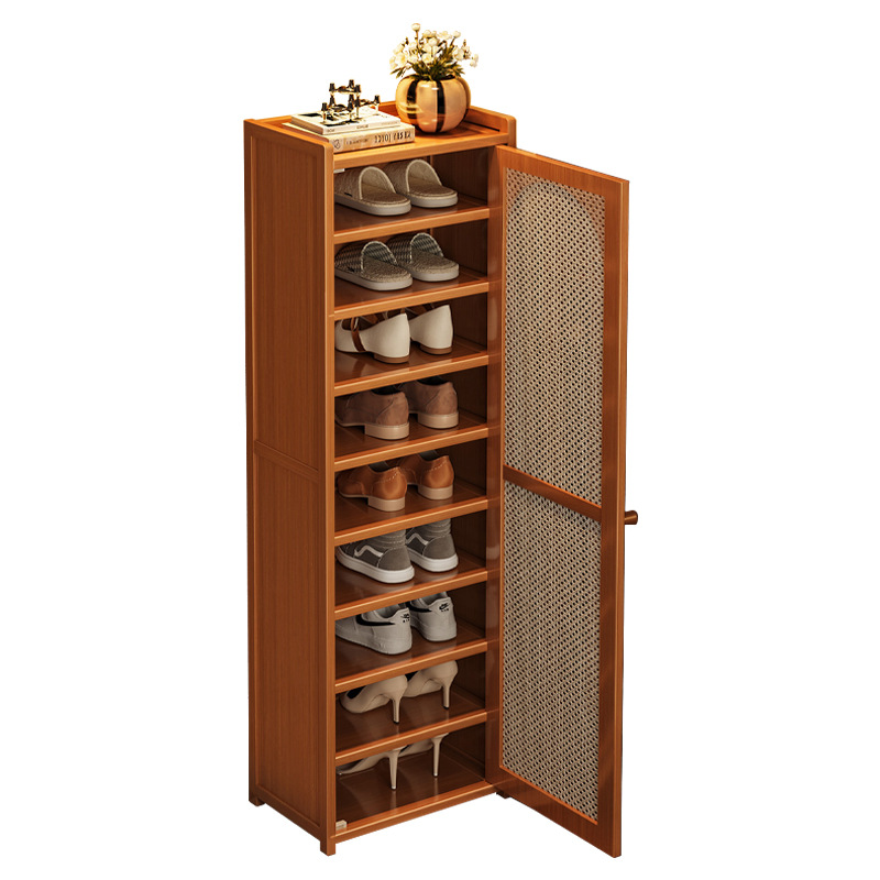 Puerta de entrada al pasillo del zapatero estrecho en la puerta del hogar